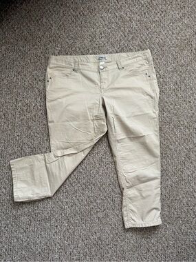 Express Women's Beige Capri Pants